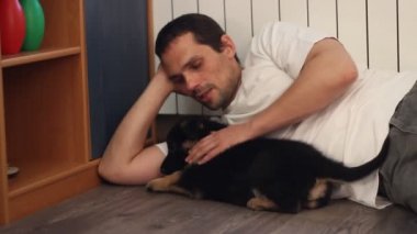 Bir köpekle oynayan adam