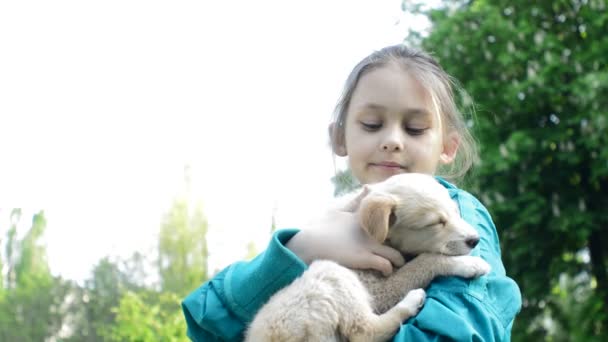 Kız holding köpek yavrusu — Stok video