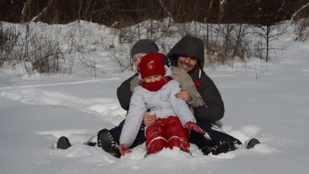 Familia feliz en invierno — Vídeo de stock