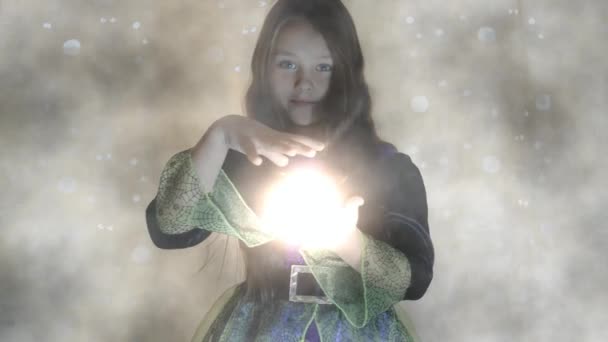 Flicka med trollkarl ljus — Stockvideo