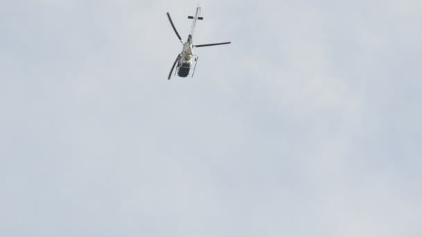 Hélicoptère volant contre le ciel bleu Séquence Vidéo Libre De Droits