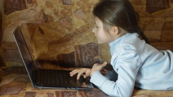 带着笔记本电脑的小女孩 — 图库视频影像