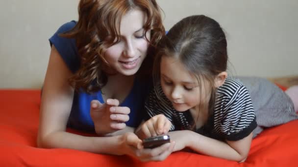 Sisters with mobile phone — Stock Video