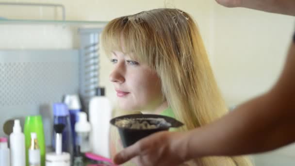 Colorante para el cabello de mujer — Vídeo de stock