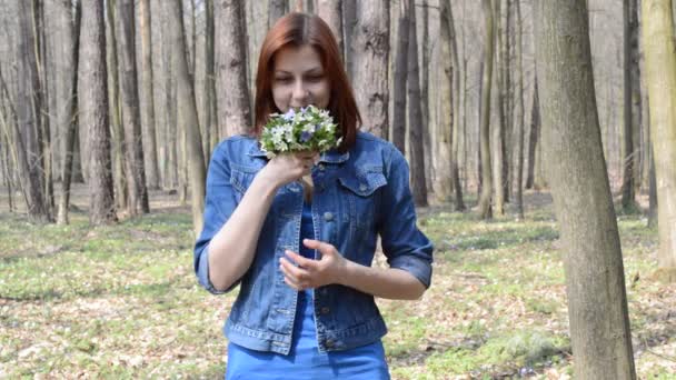 Meisje met een boeket bloemen — Stockvideo