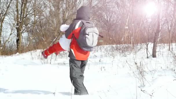 Padre e hija en madera de invierno — Vídeos de Stock