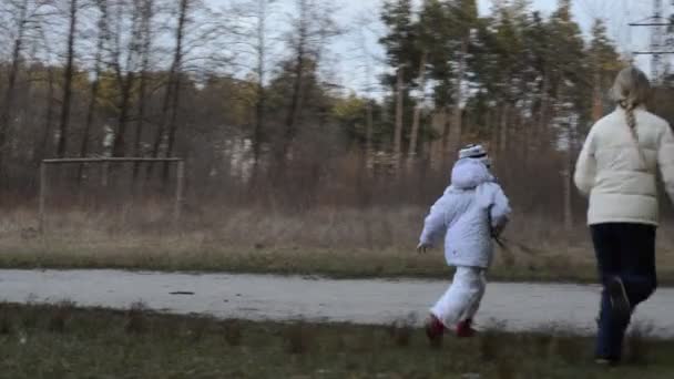 Fille avec mère et chien — Video