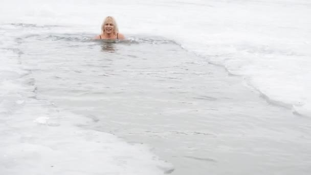 Женщина-морж в ледяной яме — стоковое видео
