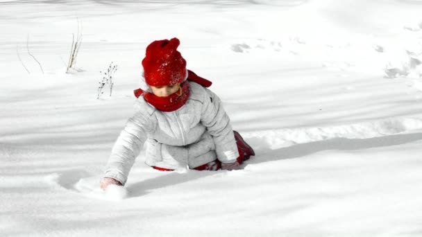 Niña de pie en la nieve — Vídeo de stock