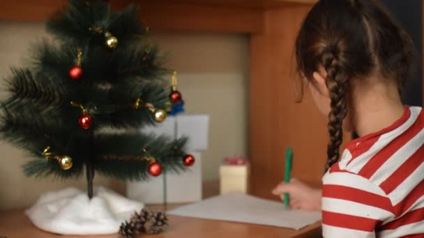 女孩给圣诞老人写封信 — 图库视频影像
