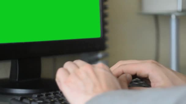 男人在键盘上打字 — 图库视频影像