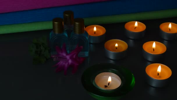 Aceites aromáticos o frascos de perfume con velas — Vídeos de Stock