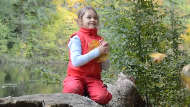 Chica en bosque de otoño — Vídeo de stock