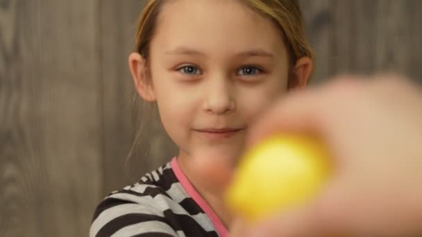 Маленька дівчинка з лимоном — стокове відео