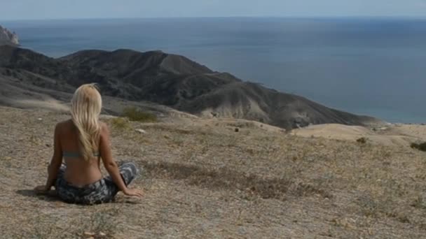冥想在山上的女人 — 图库视频影像