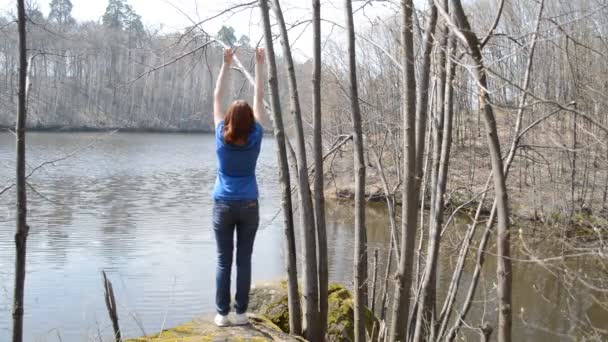 Femme faisant des exercices de fitness — Video