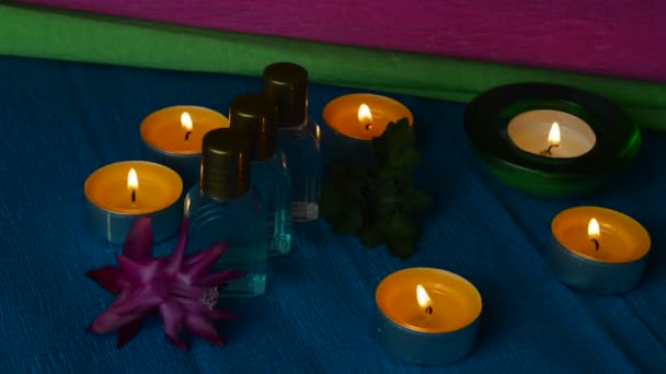 Óleos de aroma ou frascos de perfume com velas — Vídeo de Stock