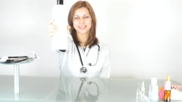 Pretty female doctor — Stock Video