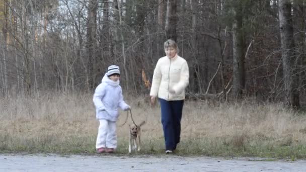 Menina com mãe e cachorro — Vídeo de Stock