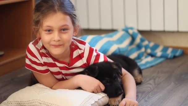 Chica abrazando a un cachorro — Vídeo de stock