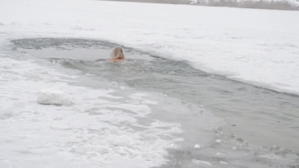 Женщина-морж в ледяной яме — стоковое видео