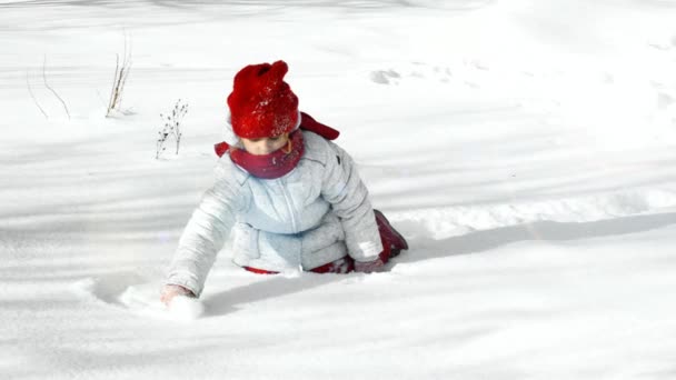 Niña de pie en la nieve — Vídeo de stock