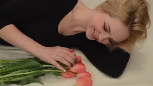 Lány, tulipán — Stock videók