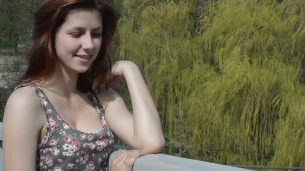 Молодая женщина в парке — стоковое видео