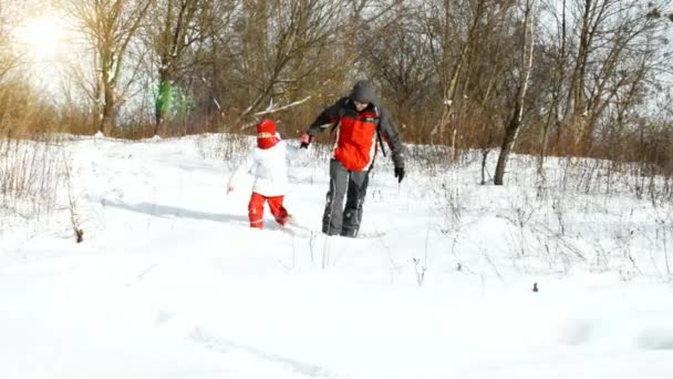 Батько і дочка в зимовому лісі — стокове відео