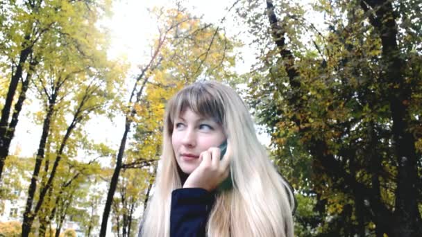 femme sur téléphone portable