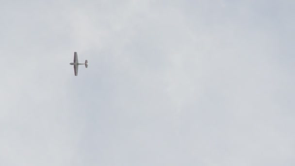 Avión volando en el cielo. — Vídeos de Stock