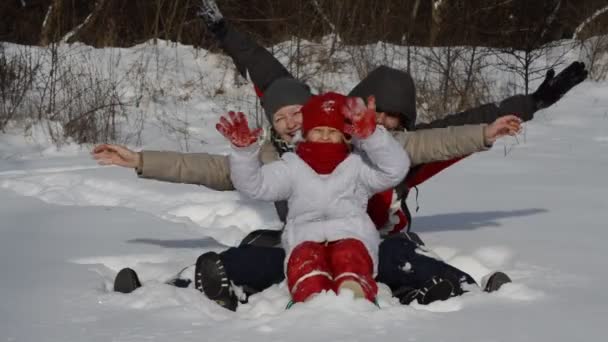 Familia feliz en invierno — Vídeos de Stock