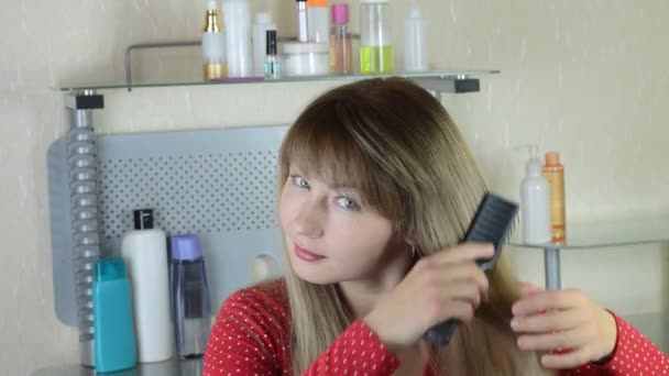 Женщина расчесывает здоровые волосы — стоковое видео