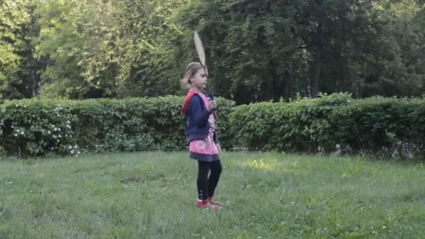 Flicka spela badminton — Stockvideo