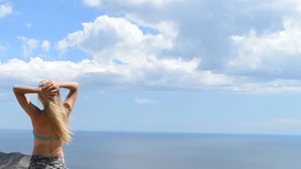 Mujer mirando al mar — Vídeos de Stock