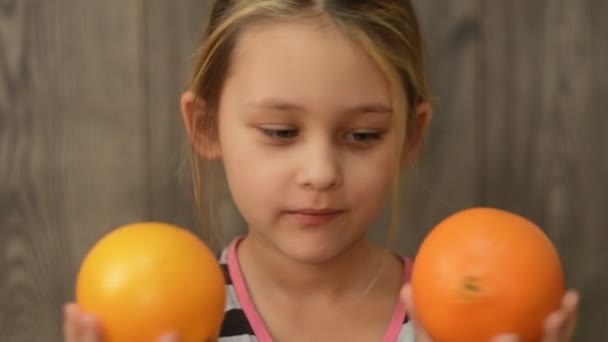 Meisje met sinaasappelen — Stockvideo