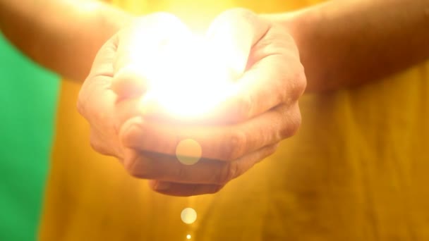 Light in human hands — Stock Video