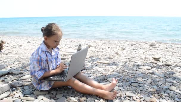 Девушка с ноутбуком на пляже — стоковое видео