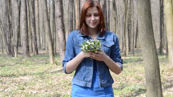 Hermosa chica con flores — Vídeo de stock