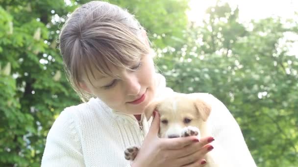 Mulher segurando um cachorro — Vídeo de Stock