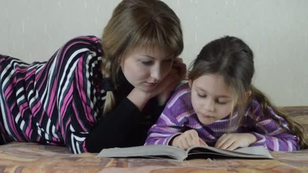 Mutter und Mädchen lesen Buch — Stockvideo