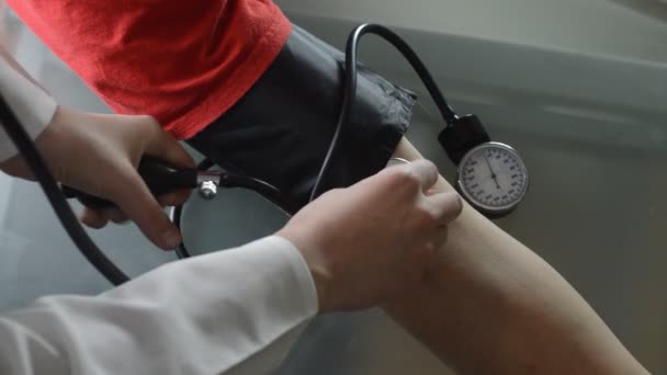 Blood pressure measuring — Stock Video