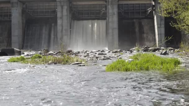 Hydrauliska ingenjörsarbete på floden — Stockvideo