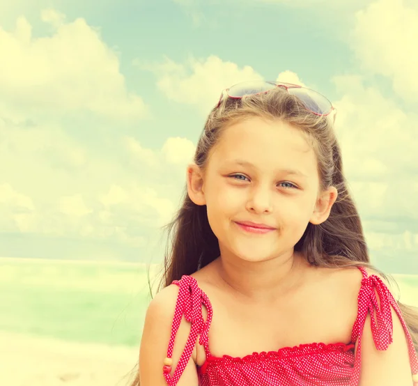 Beautiful little girl in sunglasses seaside — Stock Photo, Image