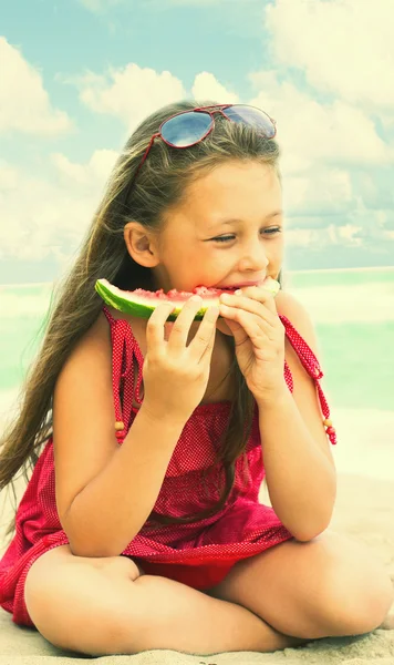 Bambino che mangia anguria al mare — Foto Stock