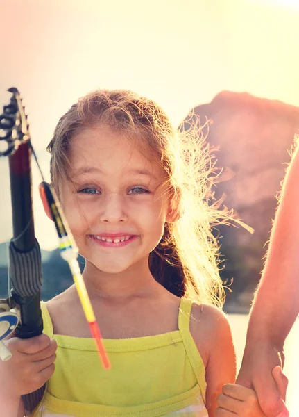 Enfant heureux avec une canne à pêche — Photo