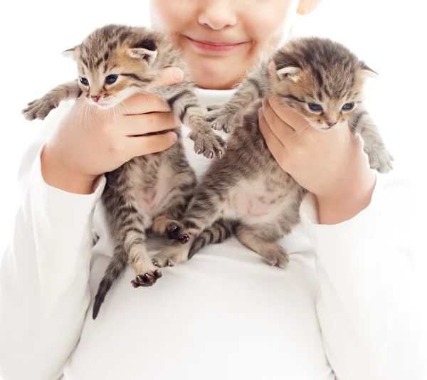 Kind hält zwei gestreifte Kätzchen — Stockfoto