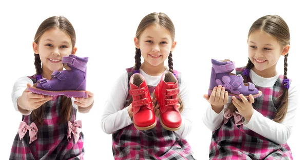 I bambini mostrano scarpe — Foto Stock