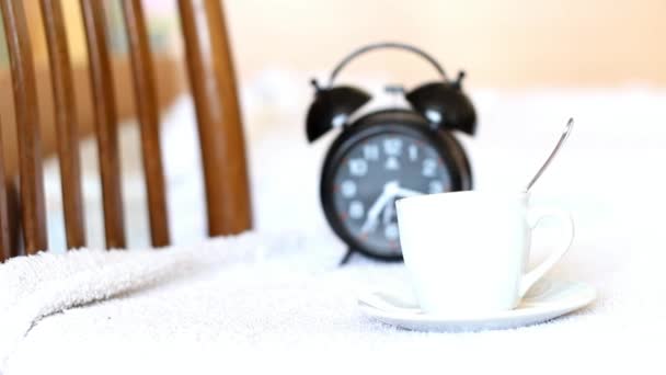 Taza de café y despertador — Vídeo de stock