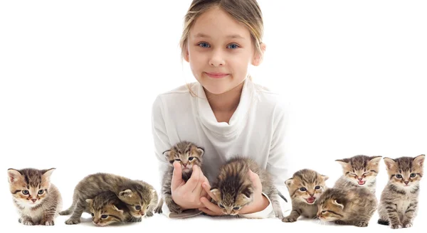 Meisje en kittens — Stockfoto